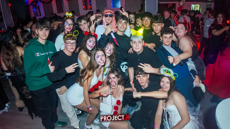 Grupo disfrazado en el Halloween 2025 de Carpe Diem